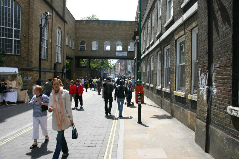2006-05-28-London-28-bike-tour-by-Spitalfields .JPG